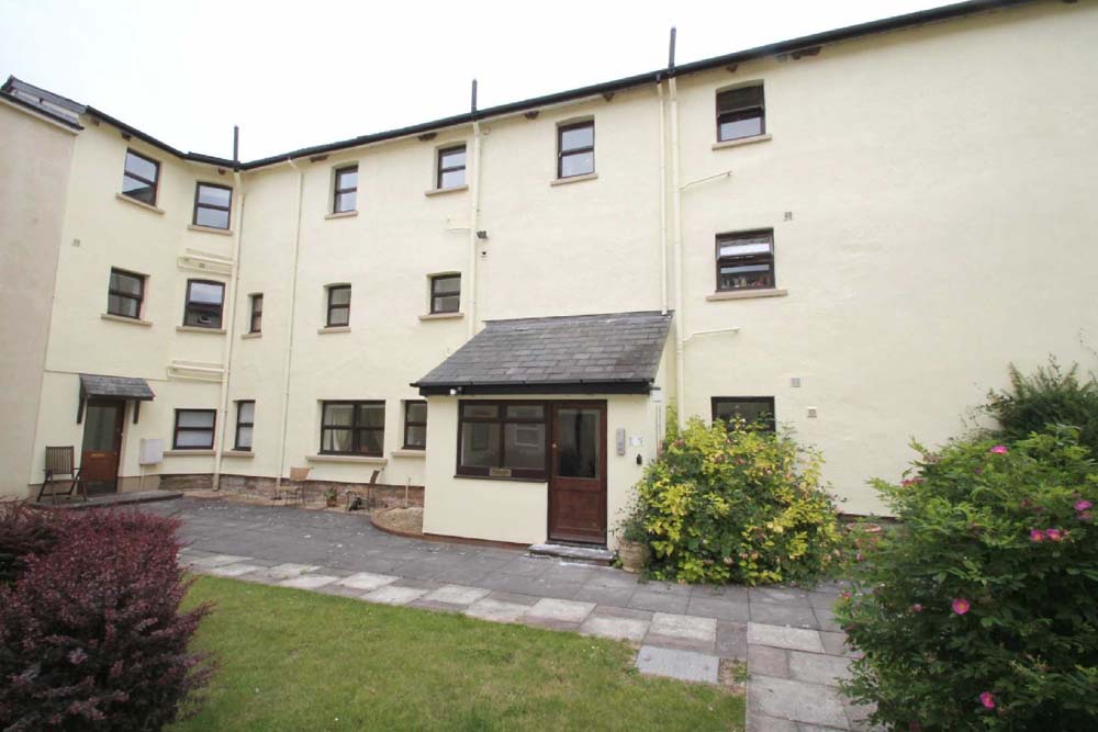 Cobb Amos Estate Agents Linton Court Flat